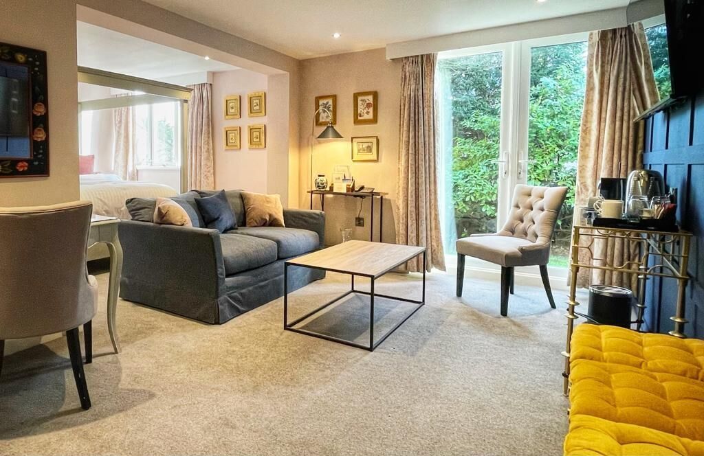 executive suite | hypo-allergenic bedding, iron/ironing board, free wifi, bed sheets