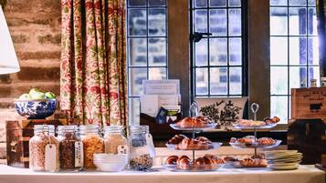 Desayuno a la carta diario (GBP 19.95 por persona)