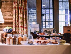 Daily cooked-to-order breakfast for a fee - Holdsworth House (Halifax)