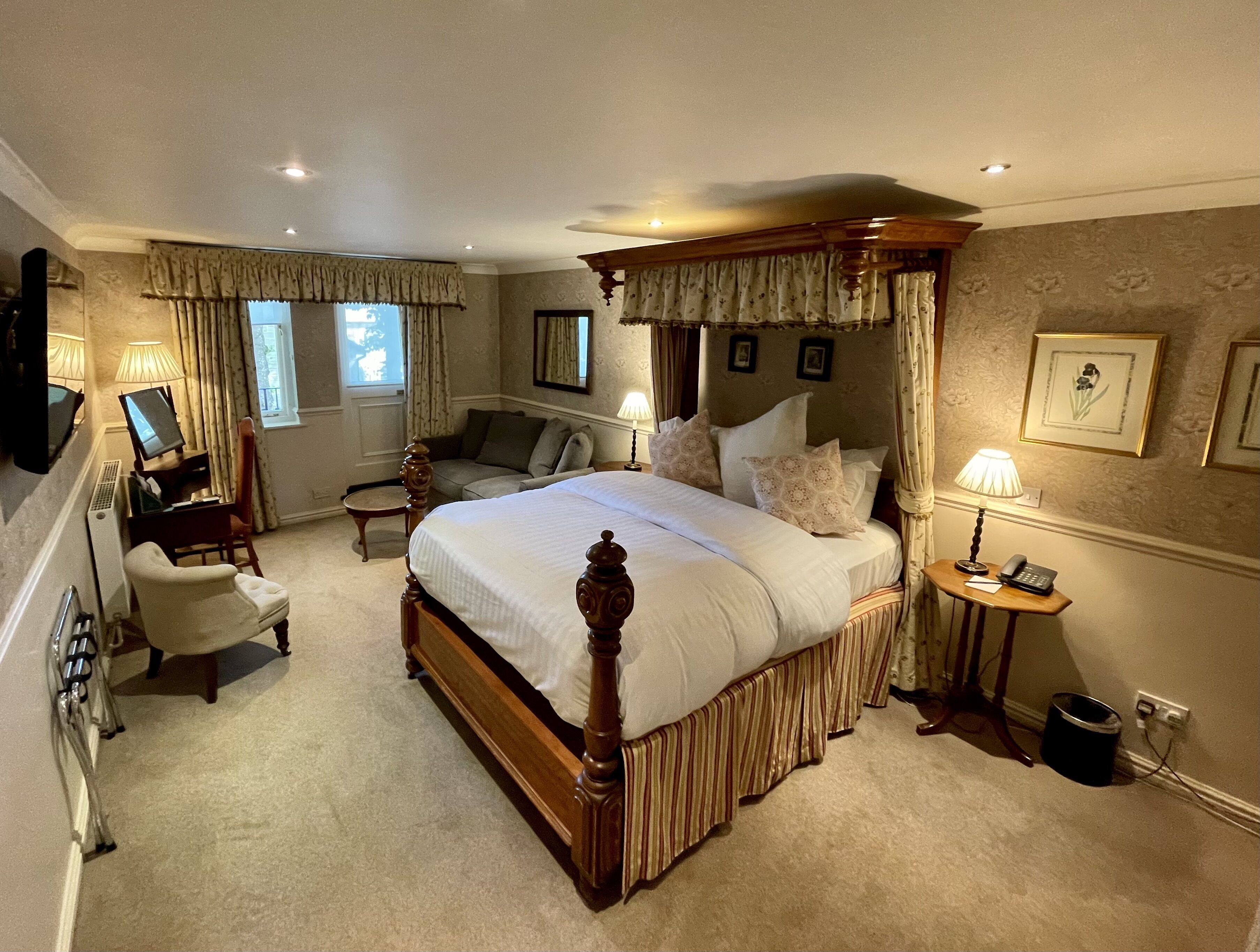 executive suite | hypo-allergenic bedding, iron/ironing board, free wifi, bed sheets