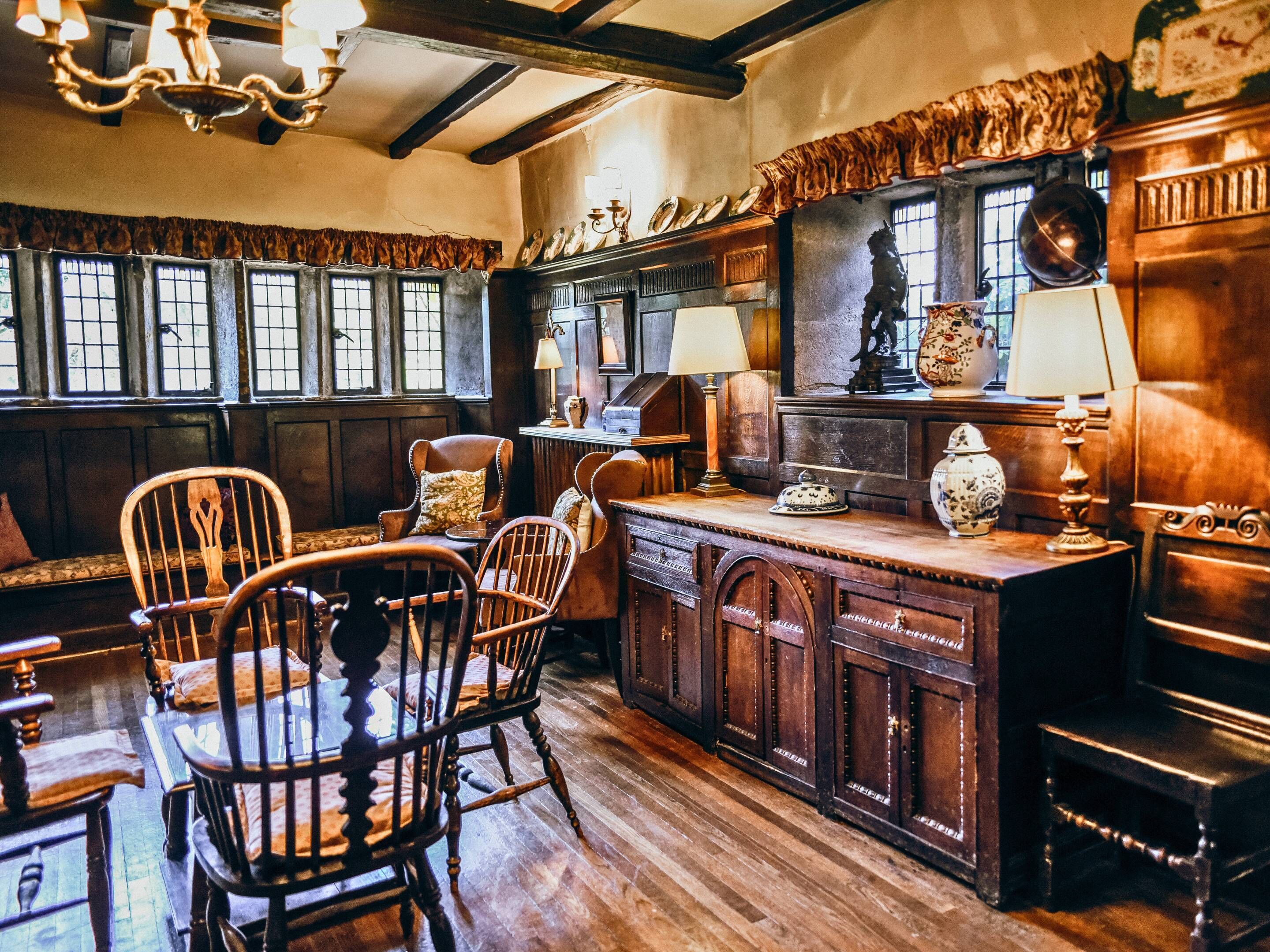 Una cocina tradicional con muebles de madera, una isla central y una ventana con vistas.