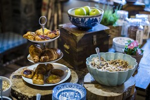 Daily cooked-to-order breakfast (GBP 19.95 per person)