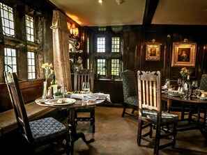 Se sirven almuerzos y cenas, cocina local