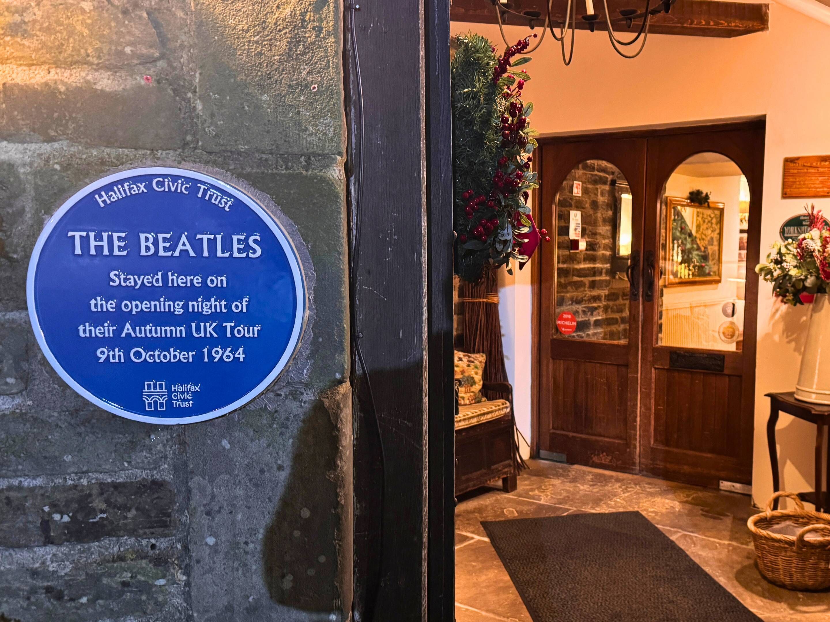 Une plaque bleue fixée à un mur commémore le séjour des Beatles dans un hôtel lors de leur tournée britannique d’automne, le 9 octobre 1964.
