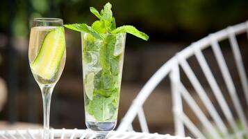 Se sirven comidas, cenas y cocina local