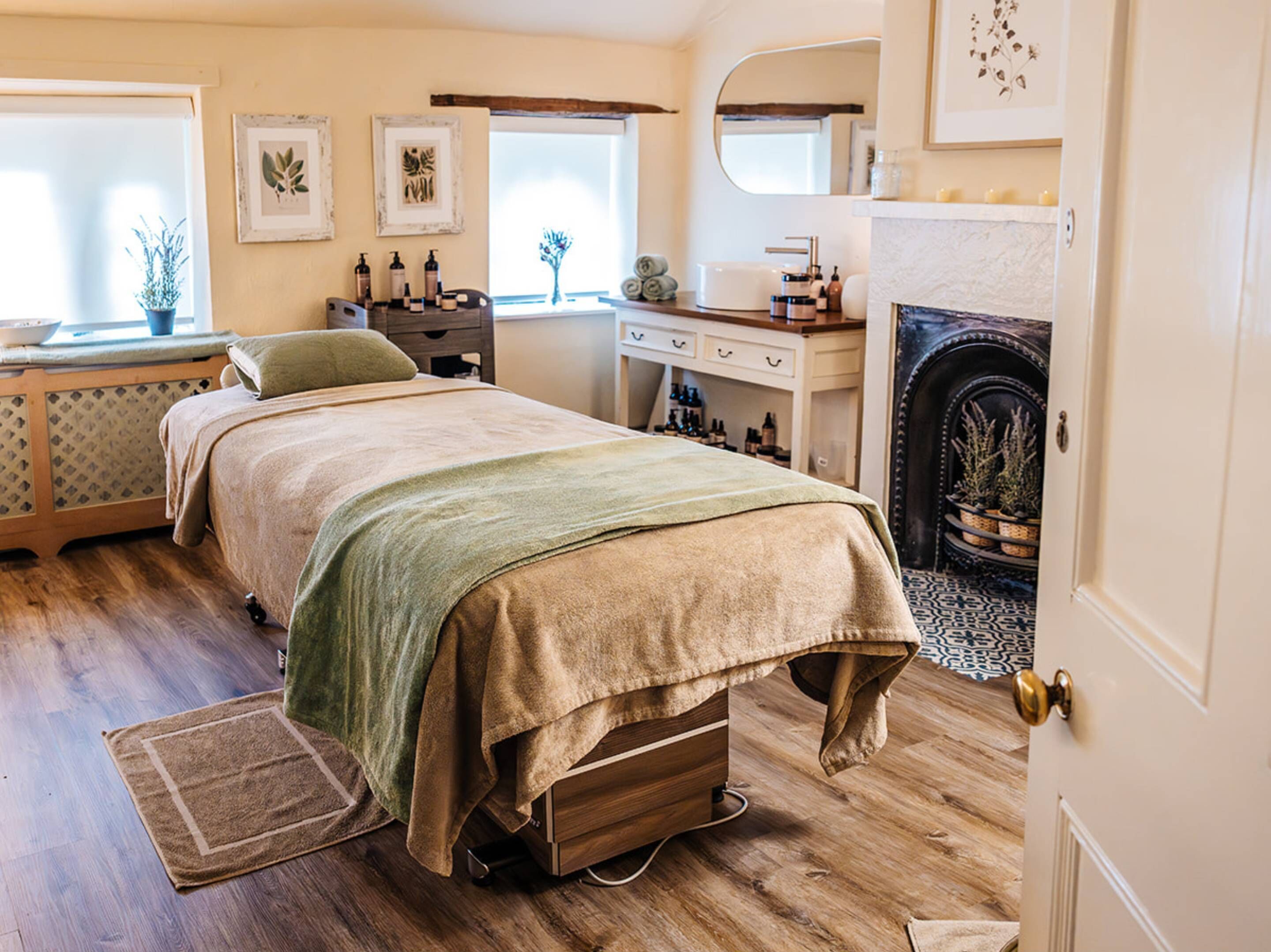 ディープティシュー マッサージ、マタニティ マッサージ、フェイシャル トリートメント、2  室のトリートメントルーム、マッサージ