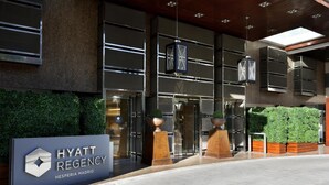 The exterior of the Hyatt Regency hotel with a modern design, large glass doors, and a signboard. - Hyatt Regency Hesperia Madrid (Madrid)