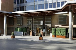 A modern building with a sign for the Hyatt Regency. - Hyatt Regency Hesperia Madrid (Madrid)