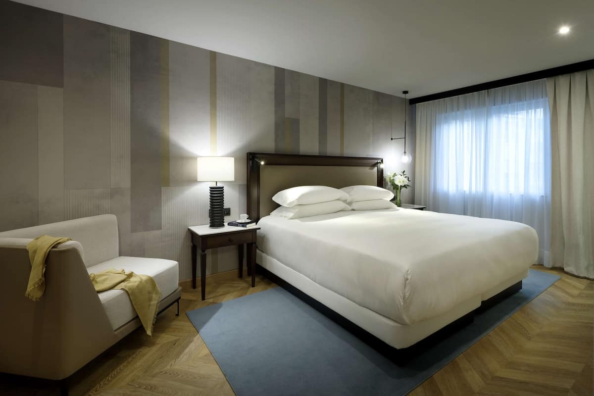 Suite, 1 King Bed (Regency, with Club Access)