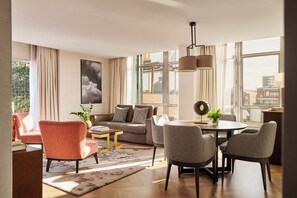 總統套房 (with Club Access) | 客廳 | 65 吋智能電視連衛星電視頻道、電視