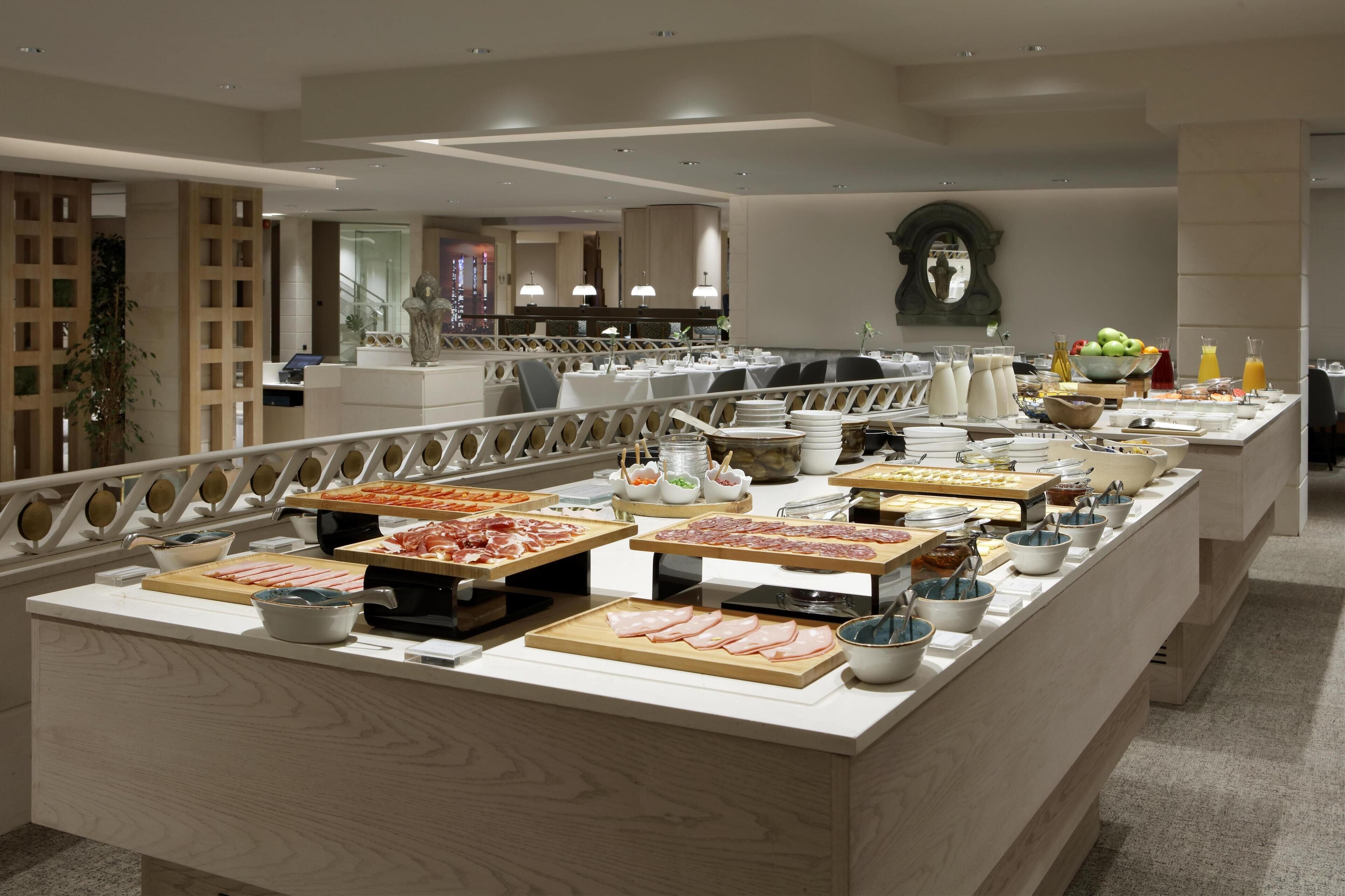 Petit déjeuner buffet servi tous les jours en supplément