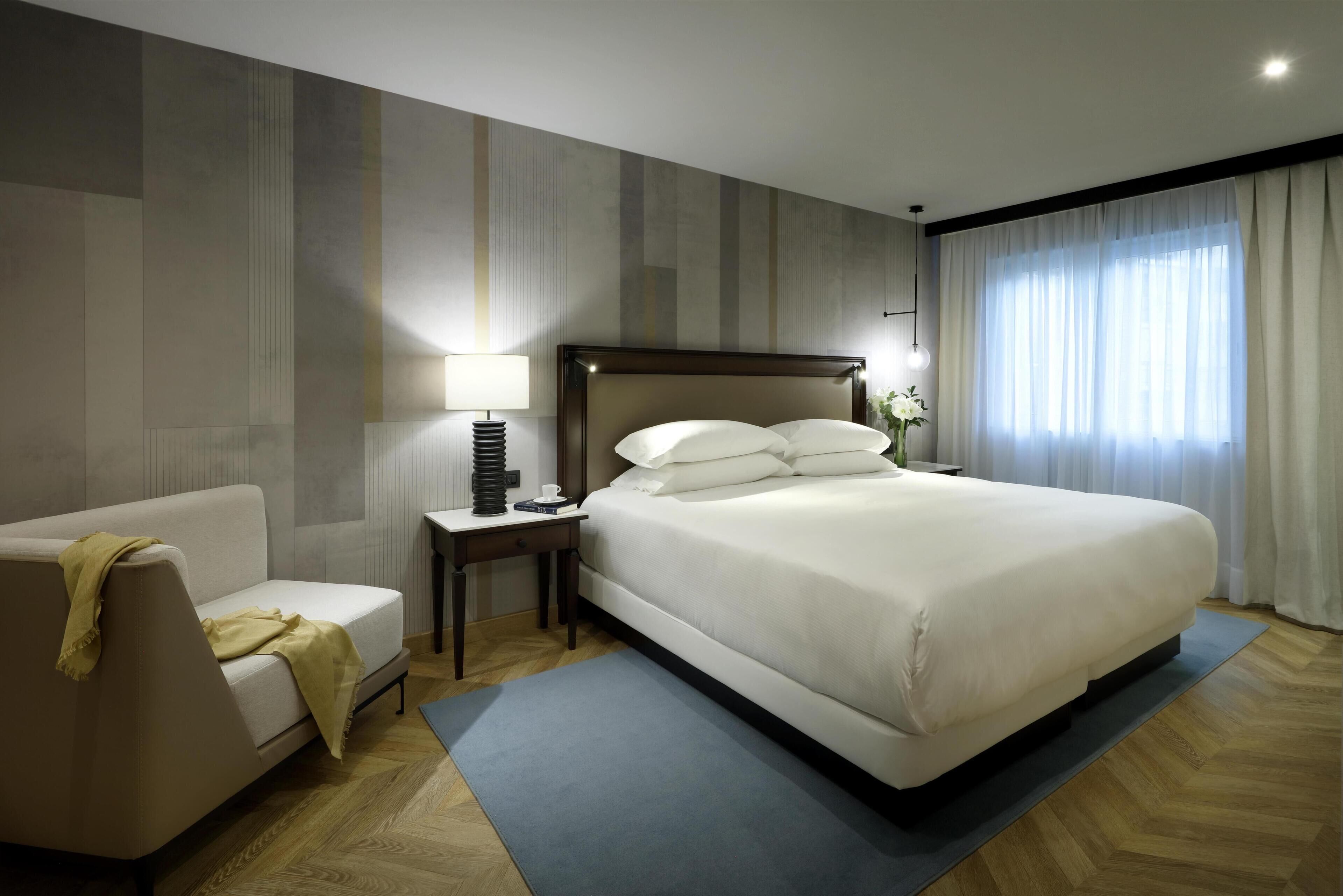 ห้องสวีท, เตียงคิงไซส์ 1 เตียง (Regency, with Club Access) | ผ้าปูที่นอนฝ้ายอียิปต์, เครื่องนอนป้องกันสารก่อภูมิแพ้, ผ้านวมขนเป็ด