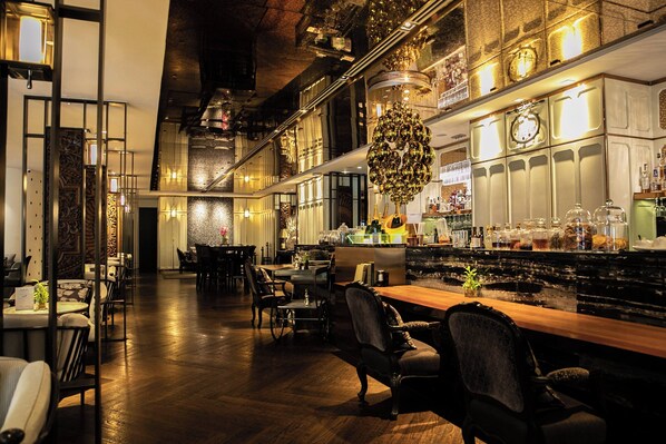 2 bars/lounges, poolside bar