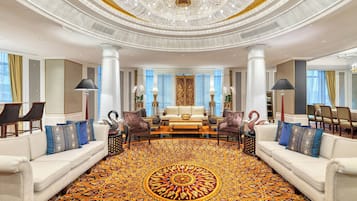 Rom – royal, 1 dobbeltseng, Club Lounge-tilgang | Oppholdsrom | En 48-tommers LED-TV med Parabol-TV samt TV og iPod-dokkingstasjon