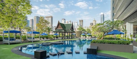 Kolam renang outdoor, dengan cabana gratis dan payung kolam renang