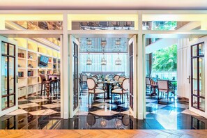 5 restaurants, breakfast, lunch, dinner served; international cuisine