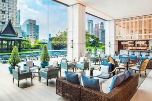Outdoor pool, free cabanas, pool umbrellas - The Athenee Hotel, a Luxury Collection Hotel, Bangkok (Bangkok)