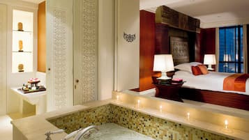 Royal-Suite, 2 Schlafzimmer, Zutritt zur Club Lounge | Badezimmer | Badewanne und Dusche (separat), Komfortbadewanne, Regendusche