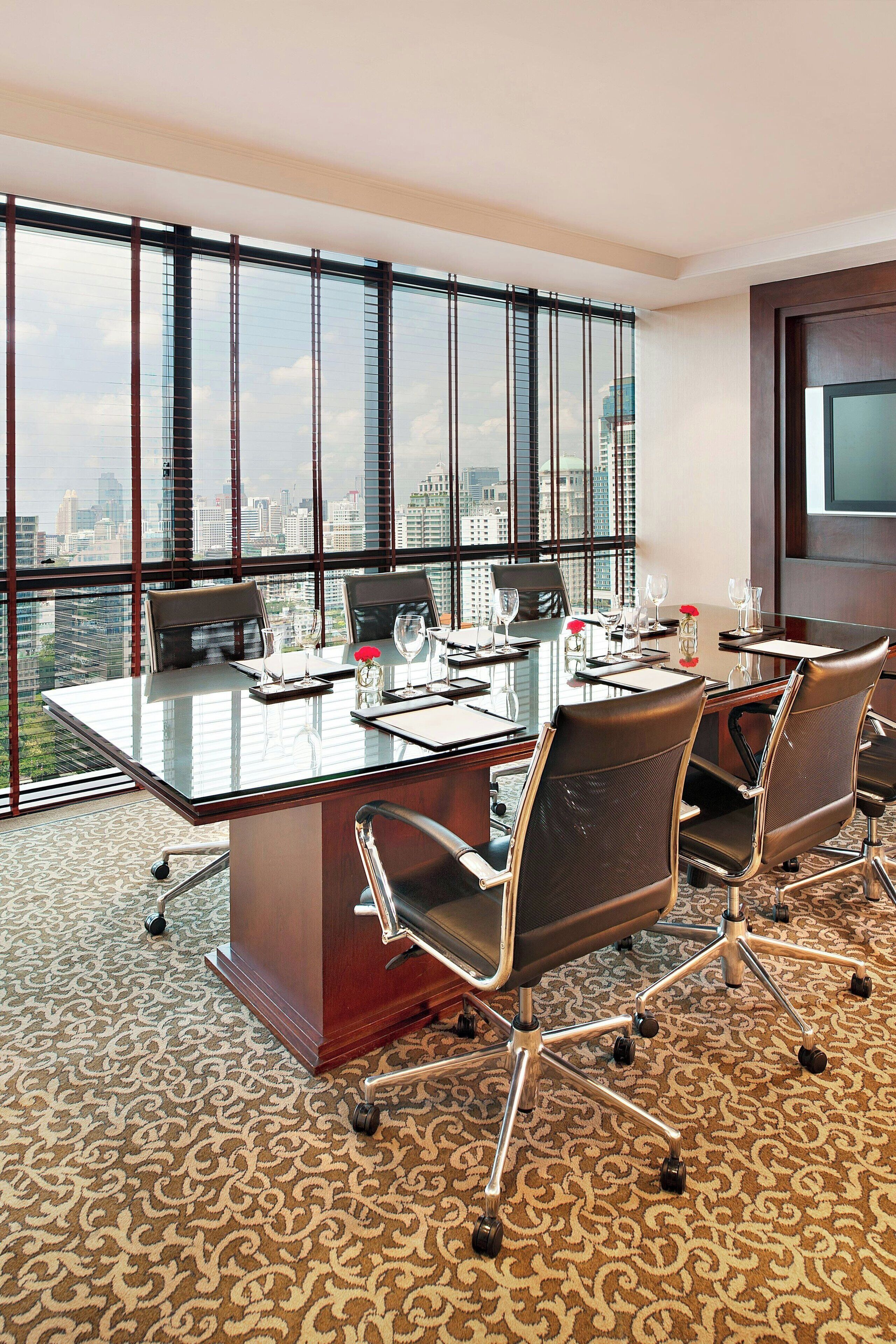 2 bars/lounges, poolside bar