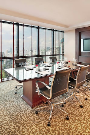 2 bars/lounges, poolside bar