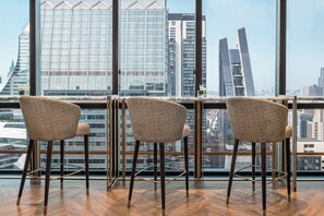 2 개의 바/라운지, 풀사이드 바