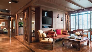 Suíte club, 2 quartos, acesso ao Club Lounge, no canto | Roupas de cama premium, edredons de pluma, frigobar, cofres nos quartos