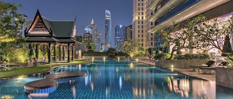 Outdoor pool, free cabanas, pool umbrellas