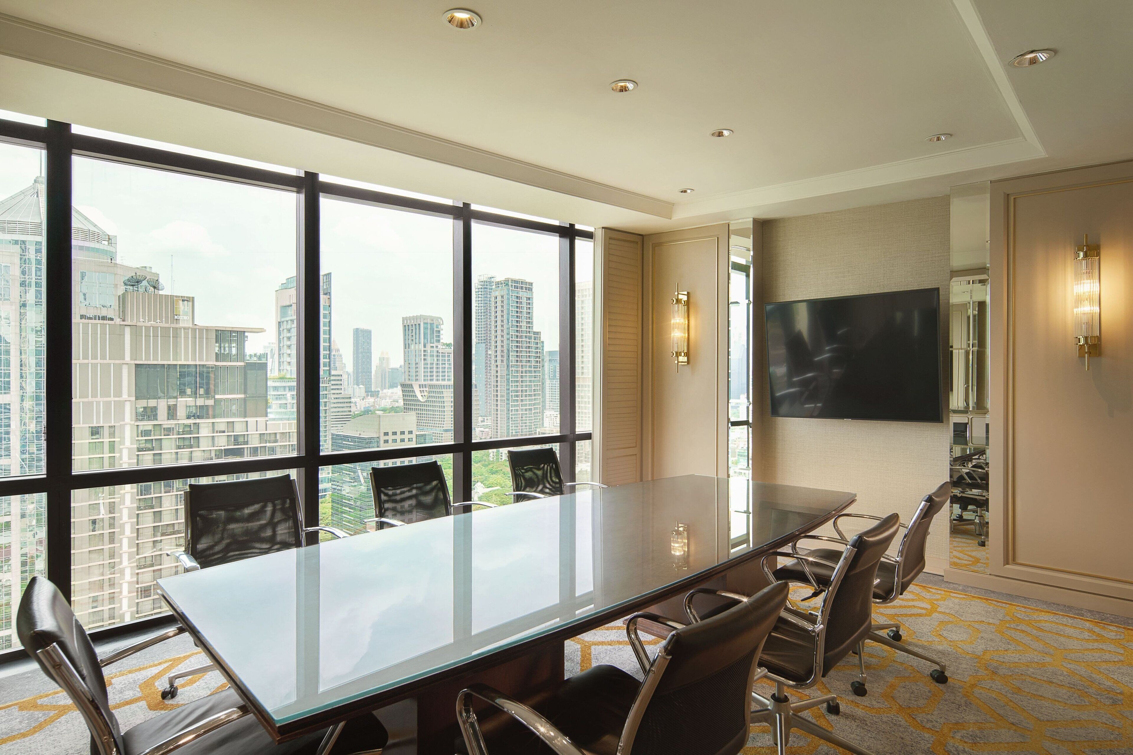 2 bars/lounges, poolside bar