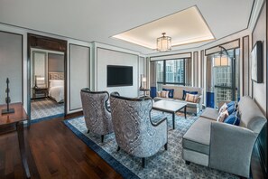 Suite Royal, 1 habitación, con acceso al salón lounge del club | Sala de estar | Televisión LED de 48 pulgadas con canales vía satélite y televisión 