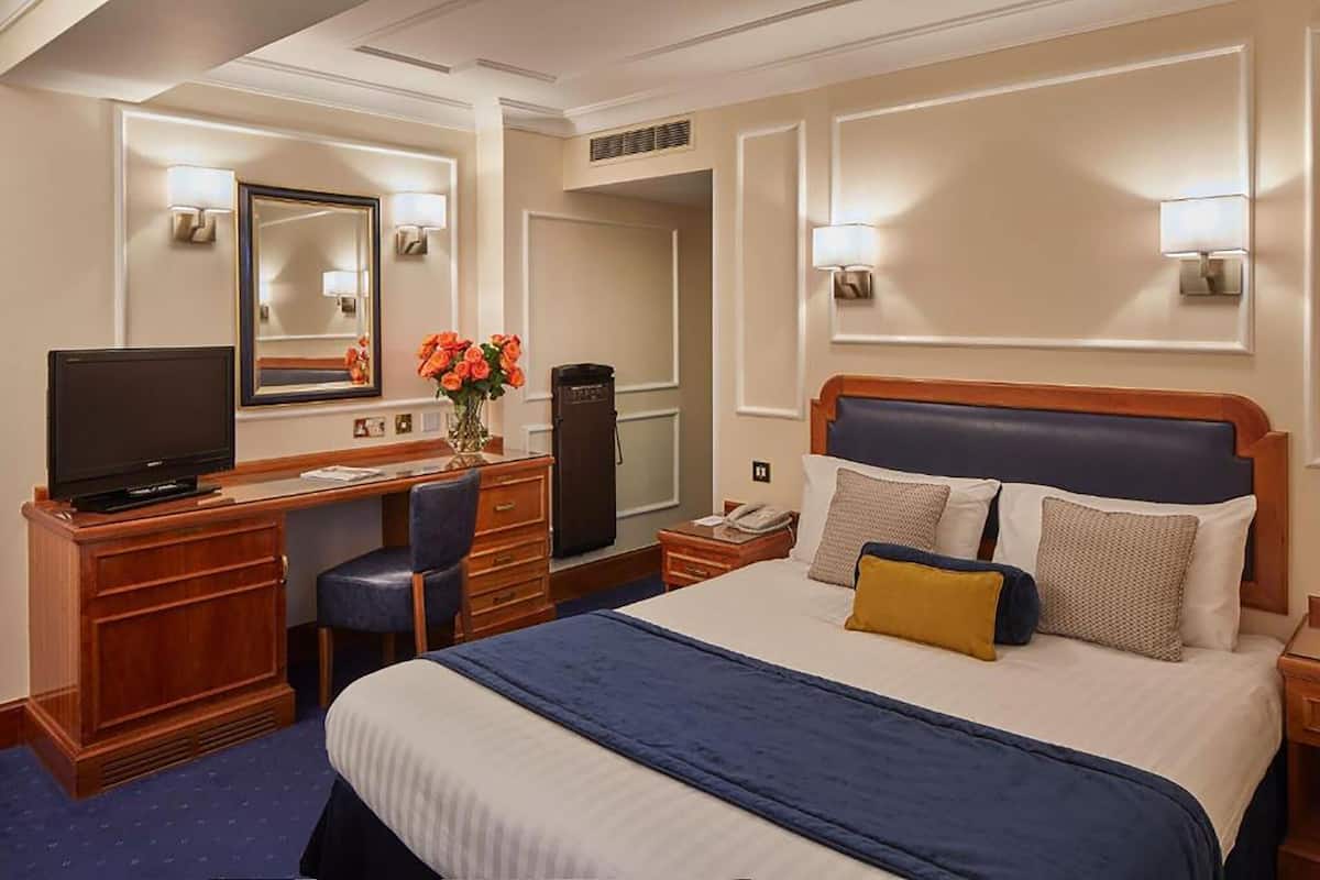 Kamar Double Standar, 1 Tempat Tidur Double | Brankas, meja kerja, ruang kerja ramah laptop, dan setrika/meja setrika