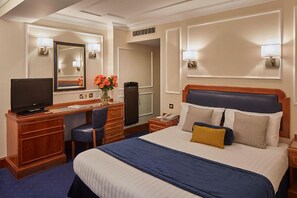 Comfort room, 1 double bed | In-room safe, desk, laptop workspace, iron/ironing board