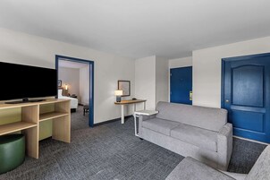 Suite, 1 King Bed, Patio, Pool View | Living area