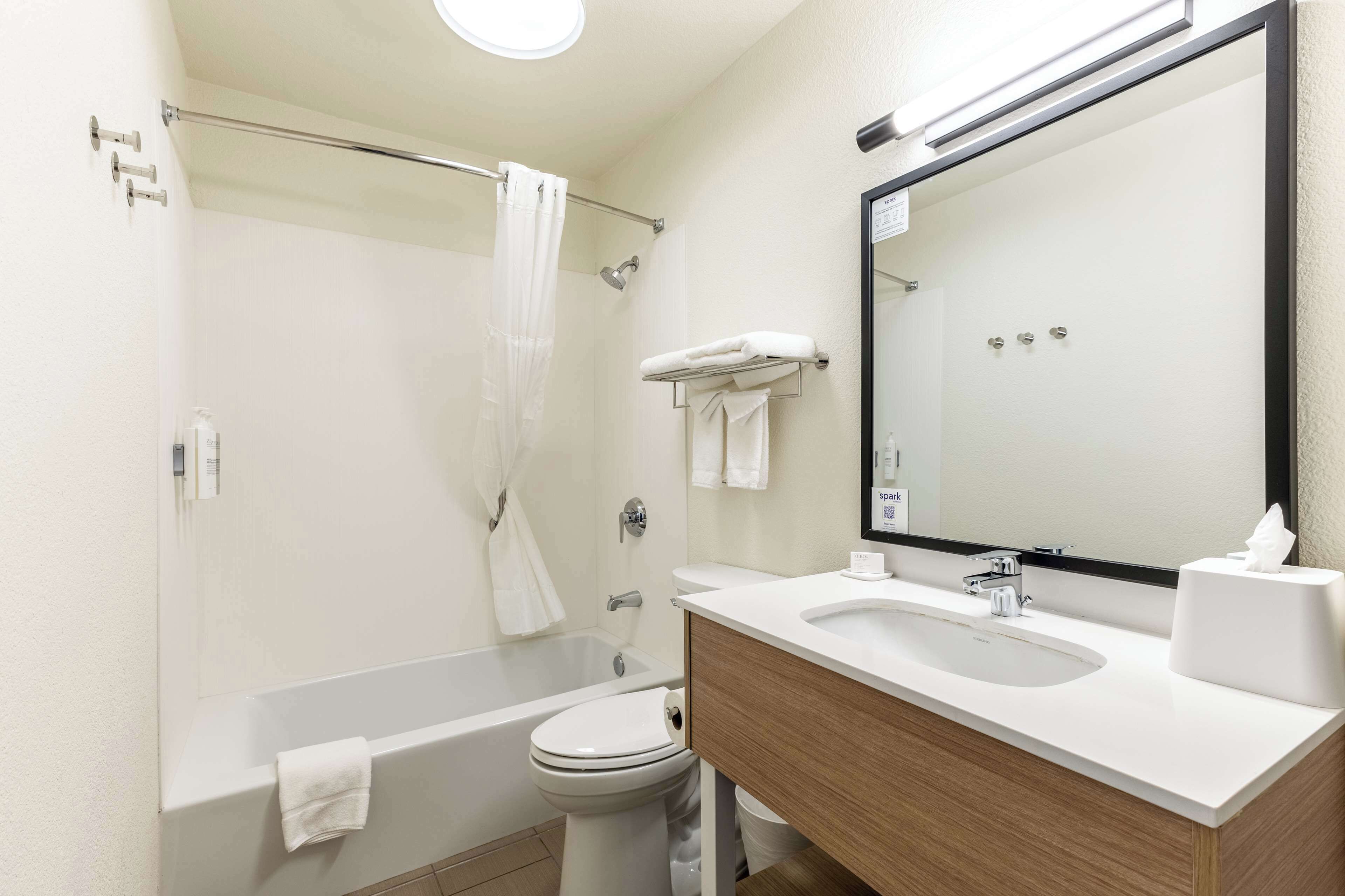 Un baño moderno con bañera, inodoro y lavabo.