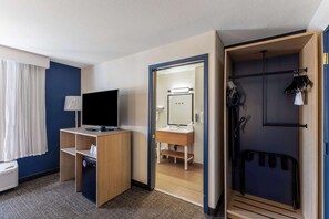 Quarto, 1 cama King, acessível (Hearing) | Roupas de cama premium, edredons de pluma, individualmente decorados
