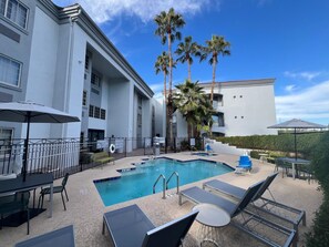 Outdoor pool - Spark by Hilton Glendale Phoenix North (Glendale)