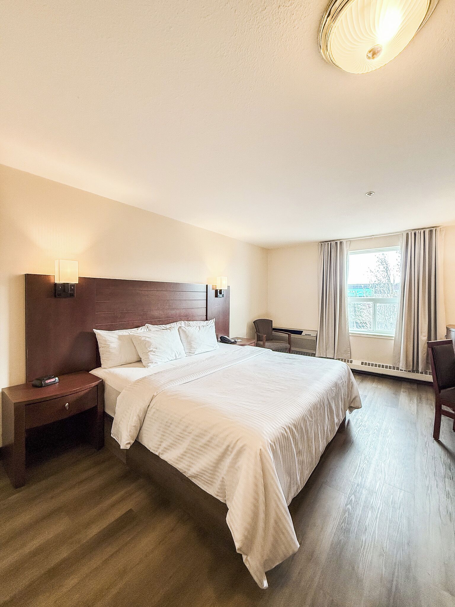 Rom – standard, 1 kingsize-seng | Safe på rommet, skrivebord, blendingsgardiner og strykejern/-brett