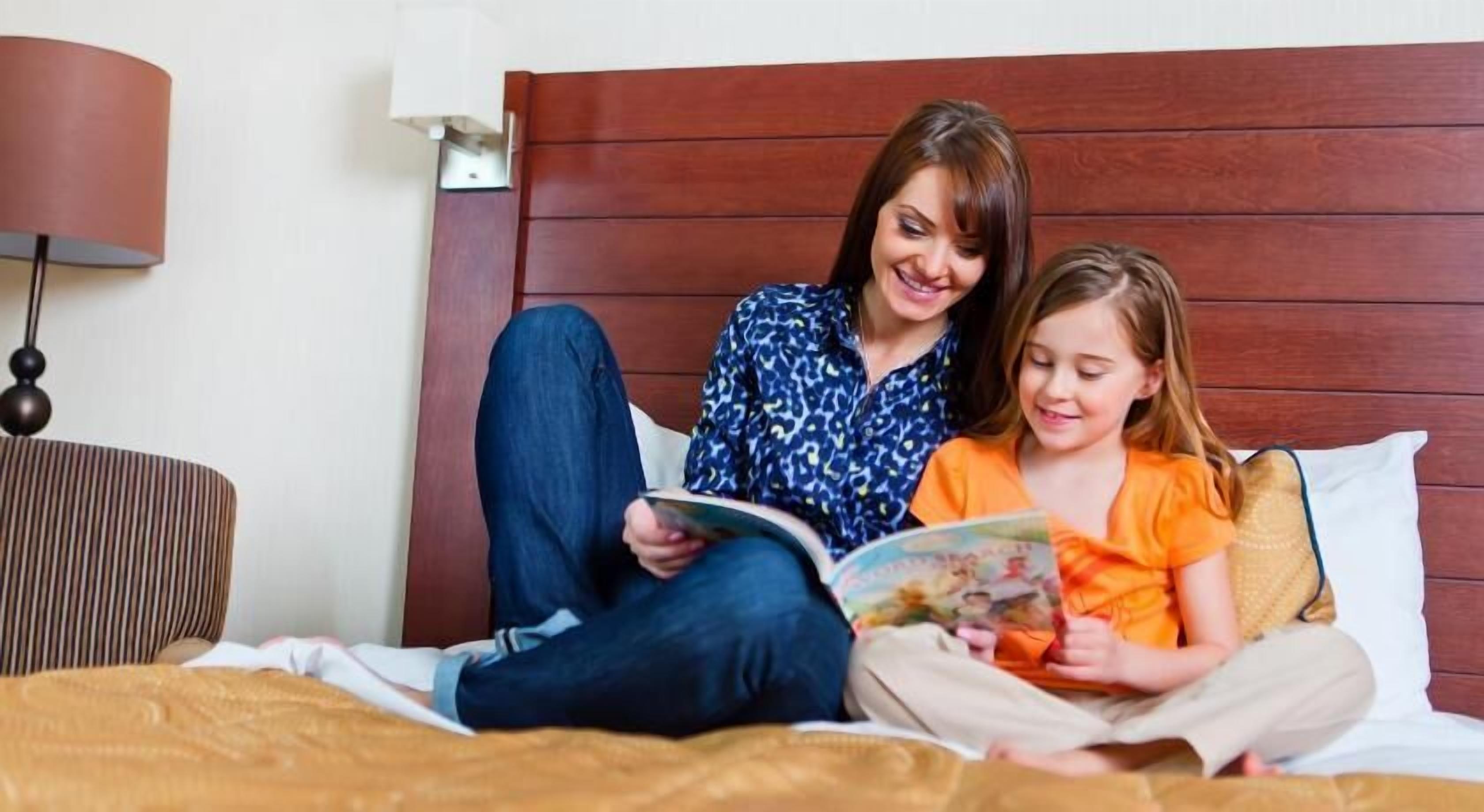 Zimmersafe, Schreibtisch, Verdunkelungsvorhänge, Bügeleisen/Bügelbrett