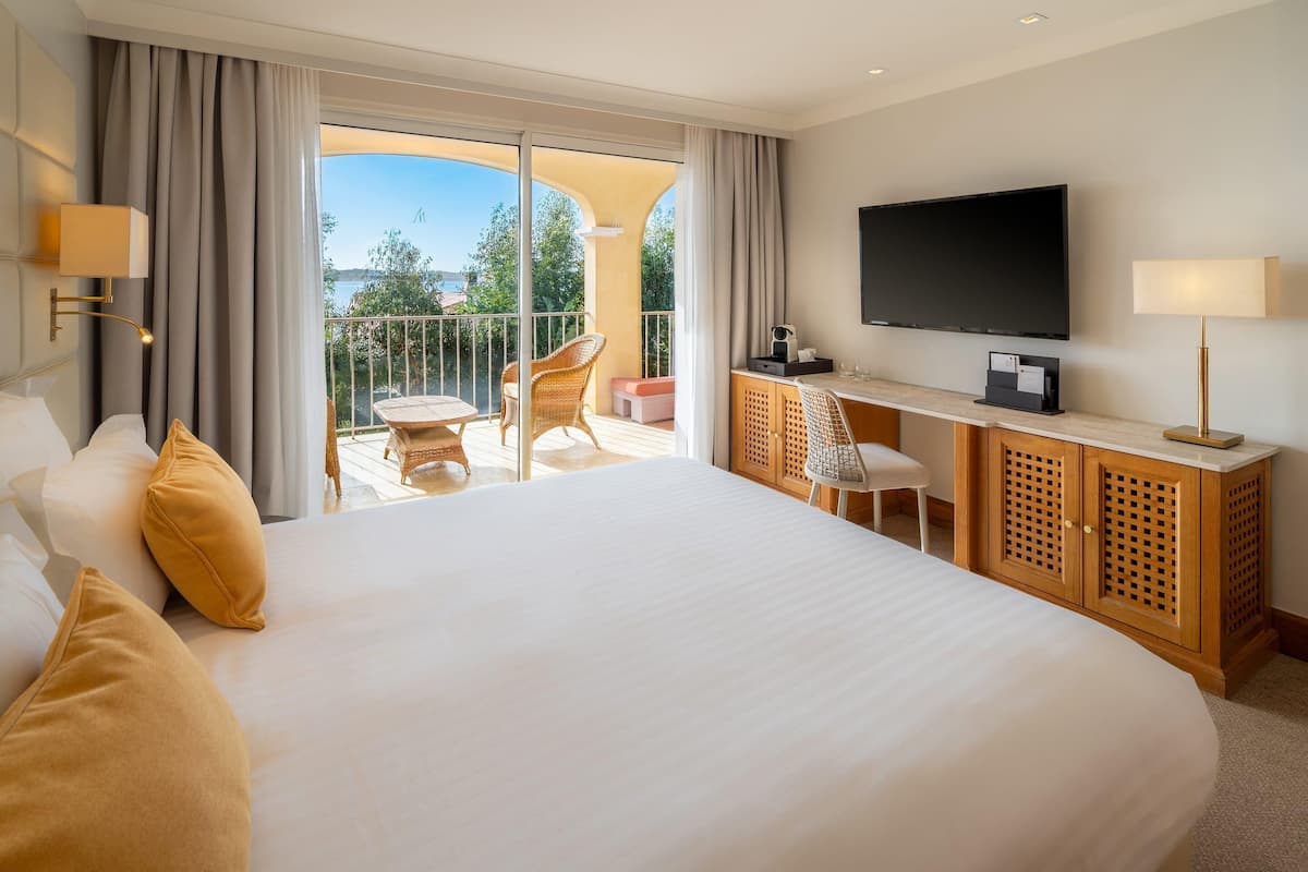 Ropa de cama de alta calidad, camas con pillow-top y minibar