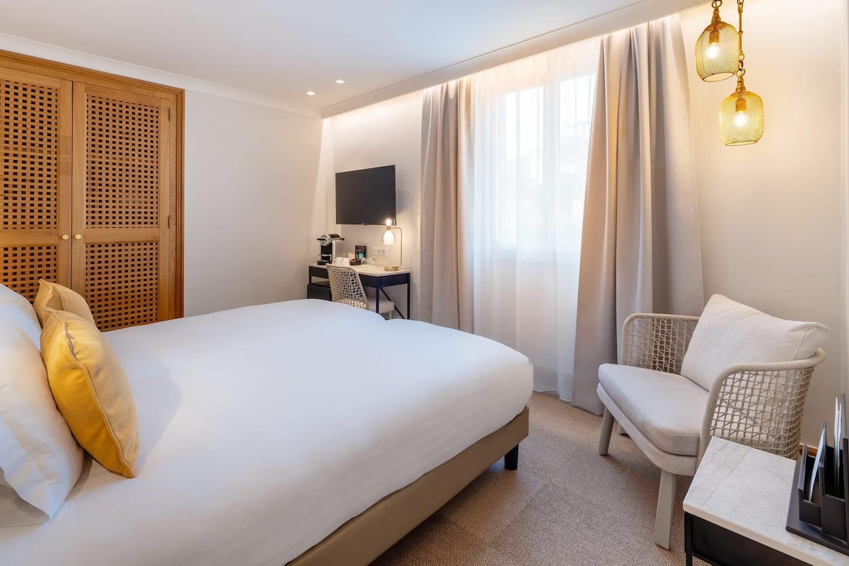 Premium bedding, pillow-top beds, minibar, in-room safe