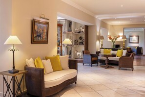 Lobby sitting area - Best Western Premier Montfleuri (Sainte-Maxime)