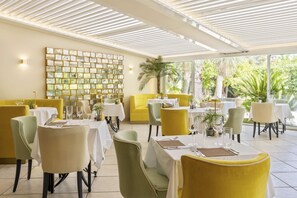 Breakfast, lunch, dinner served; garden views - Best Western Premier Montfleuri (Sainte-Maxime)