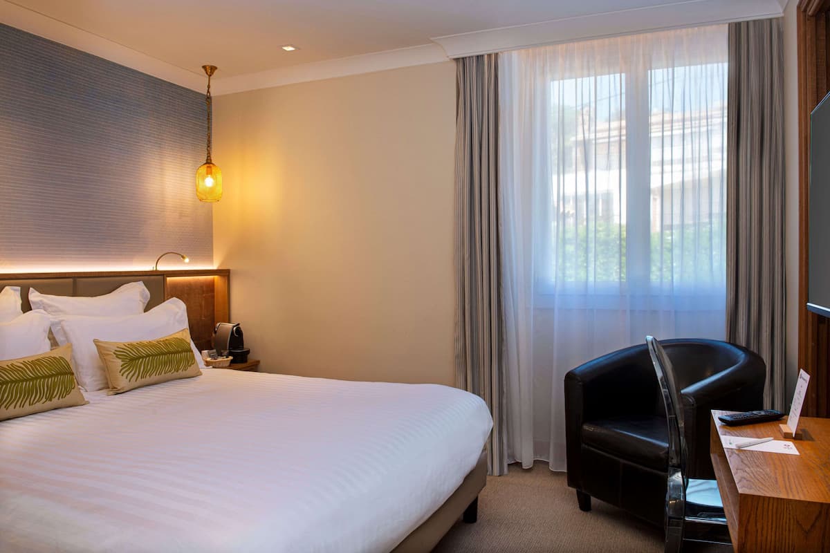 Classic Room, 1 Queen Bed, Non Smoking | Premium bedding, pillowtop beds, minibar, in-room safe