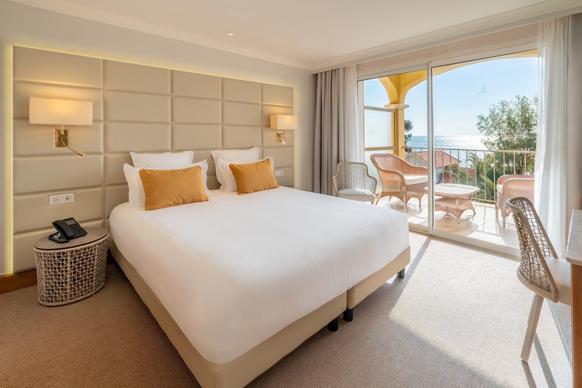 Ropa de cama de alta calidad, camas con pillow-top y minibar