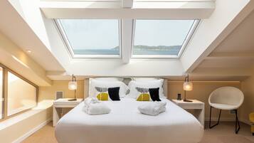 Suite, Meerdere bedden, bad, uitzicht op zee | Luxe beddengoed, pillowtop-bedden, een minibar, een kluis op de kamer