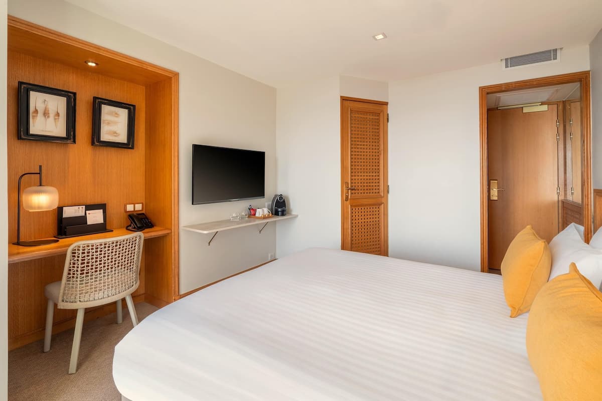 Ropa de cama de alta calidad, camas con pillow-top y minibar