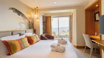 Superior kamer, 1 queensize bed, terras, uitzicht op zee | Luxe beddengoed, pillowtop-bedden, een minibar, een kluis op de kamer