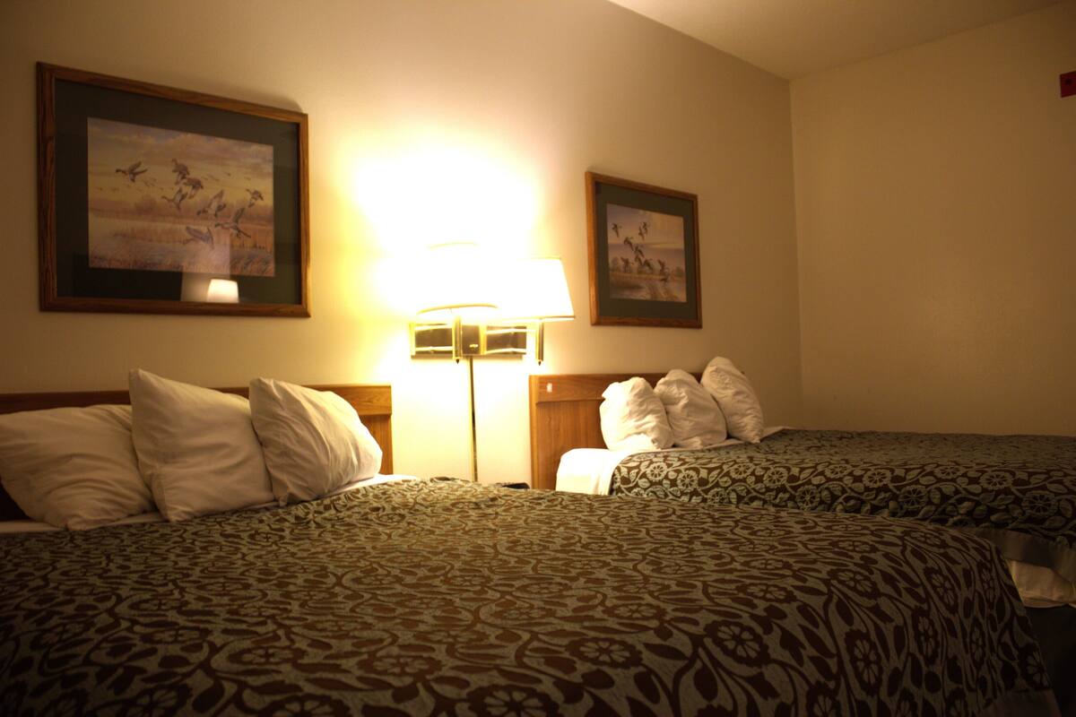 Standard Room  2 queen beds non-smoking | 1 Schlafzimmer, Schreibtisch, Bügeleisen/Bügelbrett, kostenloses WLAN
