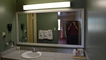 Rom – standard, 2 dobbeltsenger, ikke-røyk | Bad | Kombinert dusj/badekar, toalettartikler (inkludert) og hårføner