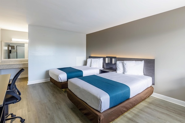 Een strijkplank/strijkijzer, gratis wifi, beddengoed