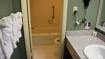 淋浴/盆浴组合、免费洗浴用品、吹风机、毛巾